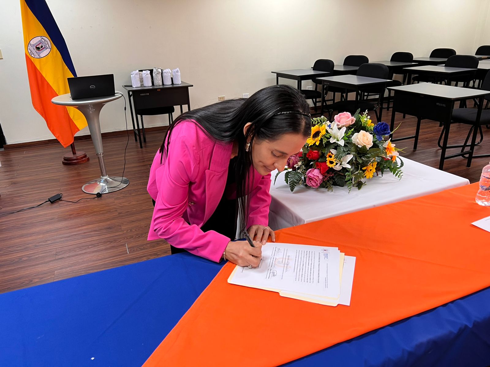 La Licda. Sonia Mejía durante la firma de actas de defensa de tesis.